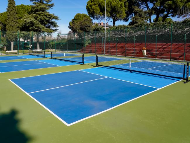 Las pistas pickleball tienen la misma medida que las de bádminton