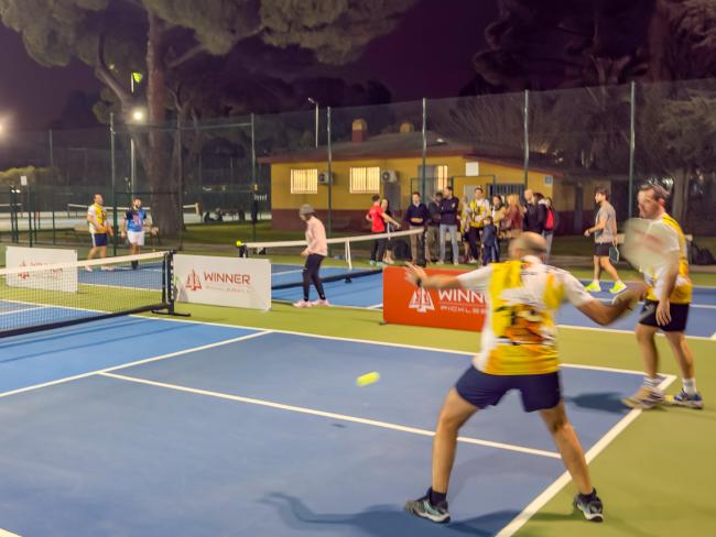 El pickleball es un deporte rápido y divertido para todas las edades
