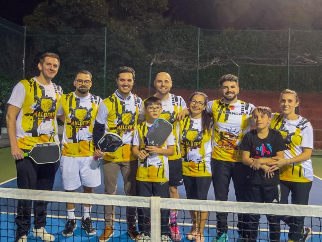 Alejandro Navarro junto a varios de los integrantes del club de pickleball del CD Parque Cataluña                     