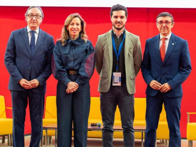 El presidente de la Comisión de Deportes de la FEMP y alcalde de Torrejón de Ardoz, Alejandro Navarro Prieto, acompañado por la alcaldesa de Zaragoza, Natalia Chueca, José Hidalgo, presidente de la Asociación del Deporte Español, y Fernando Olmeda, asesor del presidente del Consejo Superior de Deportes