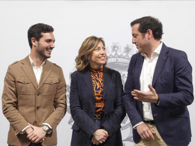 El alcalde, Alejandro Navarro, la alcaldesa de Zaragoza, Natalia Chueca, y el presidente de la Federación Española de Voleibol, Felipe Pascual