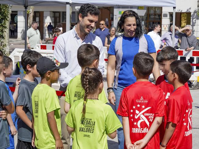 El alcalde, Alejandro Navarro, y la concejala de Deportes y Turismo, Miriam Gutiérrez, charlando con algunos de los chavales que participaron en el torneo