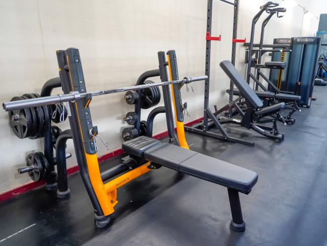 Renovada, por completo, toda la maquinaria del gimnasio del Pabellón Javi Limones