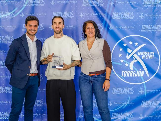 Mario Rivillos junto al alcalde, Alejandro Navarro, y a la concejala de Deportes y Turismo, Miriam Gutiérrez