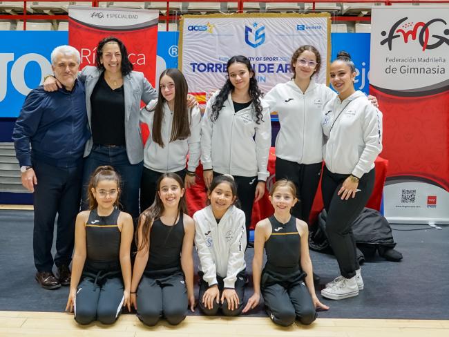 La concejala de Deportes y Turismo, Miriam Gutiérrez, junto al presidente de la Federación Madrileña de Gimnasia, Elías Manso, y varias de las integrantes del Club Escuela de Gimnasia Rítmica Torrejón