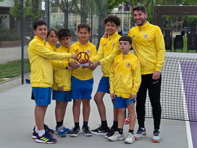 Integrantes del equipo masculino alevín del Club de Tenis Torrejón junto a su capitán David Valero