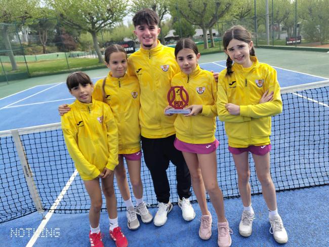 Integrantes del equipo femenino alevín del Club de Tenis Torrejón junto a su capitán Gorka López