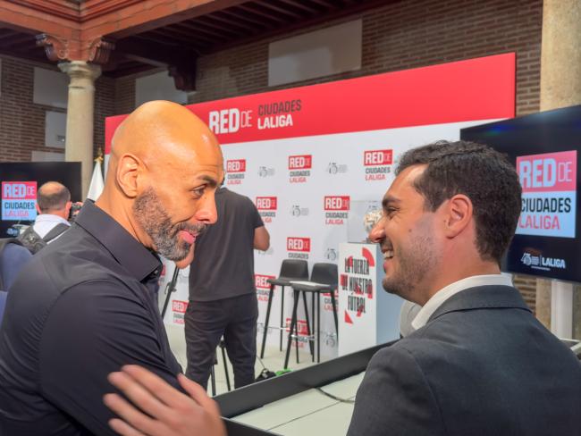 Alejandro Navarro, presidente de la Comisión de Deportes de la FEMP, junto a El Chojin que puso la nota musical al acto cantando dos de sus temas