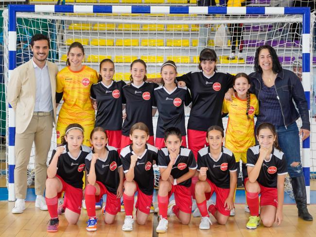 El alcalde de Torrejón de Ardoz y la concejala de Deportes y Turismo, Miriam Gutiérrez, con la Selección de Madrid sub-12 femenina