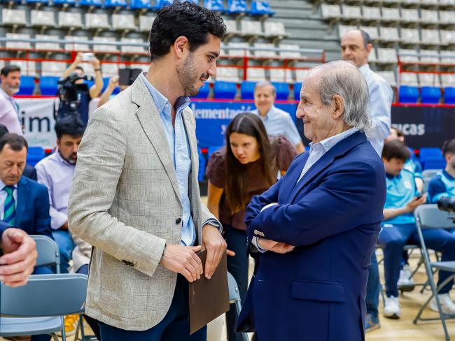 El alcalde, Alejandro Navarro, conversando con el fundador de Inter FS, el periodista José María García
