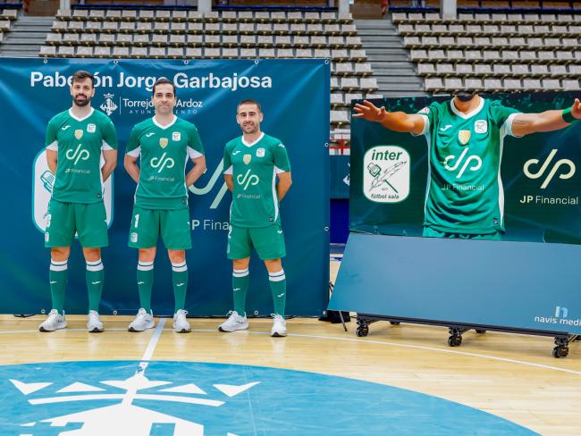 Raya, Jesús Herrero y Cecilio con la camiseta de la temporada 2026-2027 con el nuevo patrocinador, JP Financial