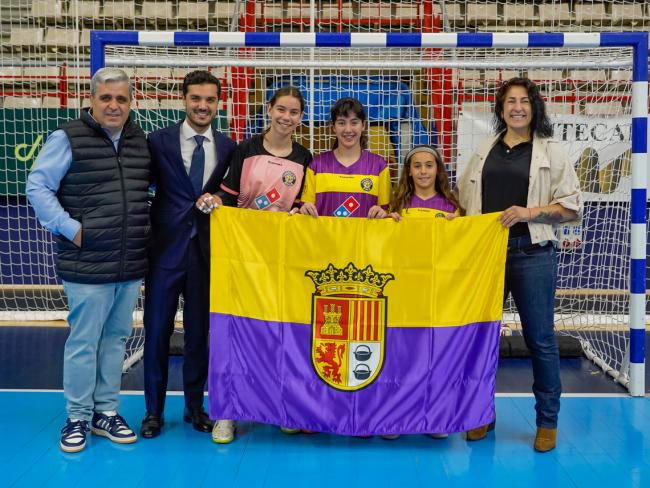 El alcalde de Torrejón de Ardoz y la concejala de Deportes y Turismo, Miriam Gutiérrez, con las tres torrejoneras que forman parte de la Selección de Madrid sub-12 femenina y el presidente del Torrejón Sala, Enrique Panadero