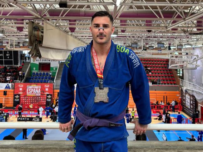 Eduardo Serna con la medalla de plata lograda en el Campeonato de España de jiu-jitsu brasileño