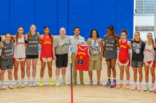 Las jugadoras de la selección española le han entregado al alcalde, Alejandro Navarro, una camiseta firmada por todas 