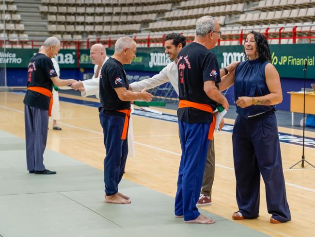 Algunos de los mayores recibiendo su cinturón