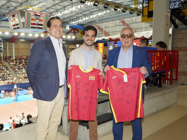 De izquierda a derecha: el presidente de la Federación Española de Voleibol, Felipe Pascual, el alcalde de Torrejón de Ardoz, Alejandro Navarro, y el presidente del Comité Olímpico Español, Alejandro Blanco