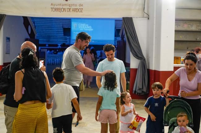 El alcalde, Alejandro Navarro Prieto, visitando el Cine de Verano, un plan gratuito  que se puede disfrutar las noches de julio y agosto en la Plaza de Toros