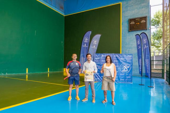 El alcalde, Alejandro Navarro Prieto, la concejala de Deportes y Turismo, Miriam Gutierrez, y el vicepresidente del Club de Pelota de Torrejón, Manuel Rodríguez durante la presentación