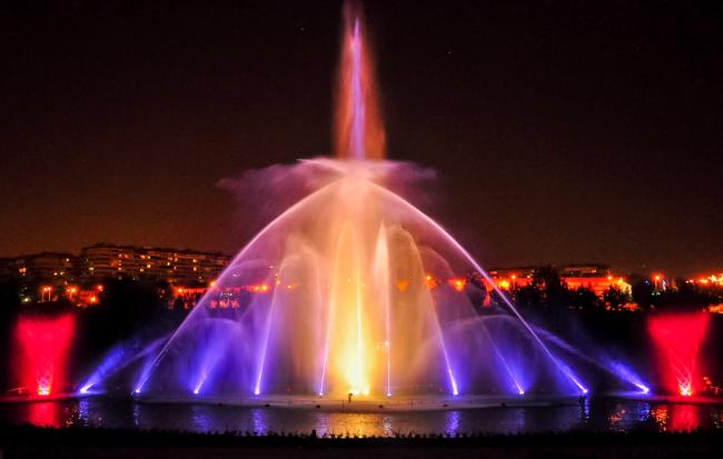 Espectáculo Fuente del Parque Europa, un show único de agua, luz y sonido que se puede disfrutar en el Teatro Griego los viernes, sábados y domingos