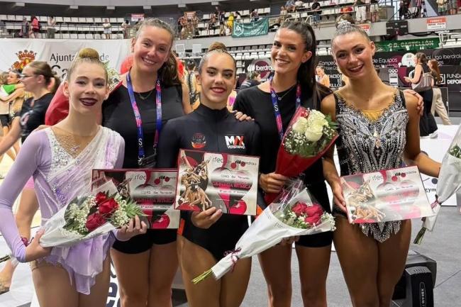 Bárbara Herrera junto a sus dos compañeras de equipo, además de Sonia Abejón, directora técnica del Club Gimnasia Rítmica San Fernando de Henares, y su entrenadora, Yaiza Moreno
