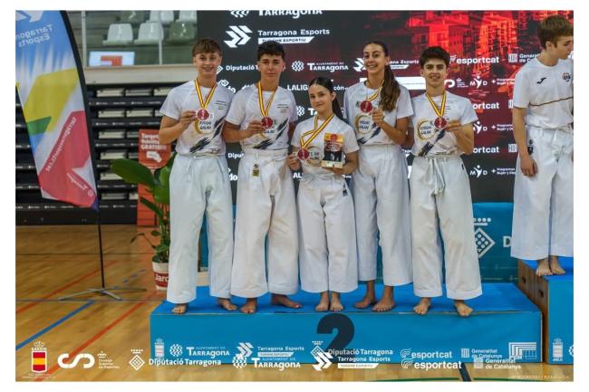 María Lozano, la segunda por la derecha, con la medalla de plata lograda en Pruebas Técnicas junto a sus compañeros de equipo