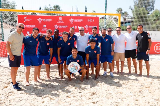 La plantilla de la AD Torrejón CF con el trofeo por el cuarto puesto logrado en la copa Federación de España