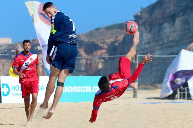 El fútbol playa es una disciplina muy atractiva para el espectador en donde es habitual ver chilenas