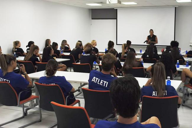 Miriam Gutiérrez durante la charla