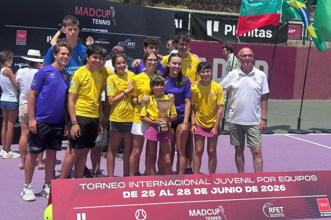 El equipo del Club de Tenis Torrejón y uno de sus vicepresidentes, Luis Díaz, con la copa de ganador del premio “Fair Play”