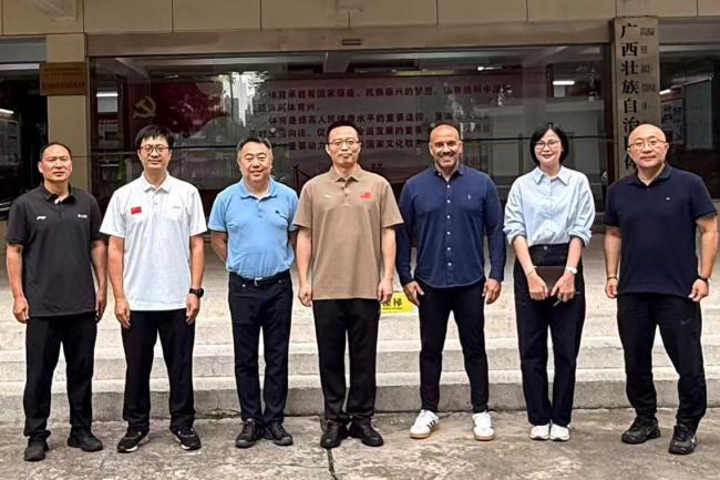 Makel López con varias autoridades de Guangxi