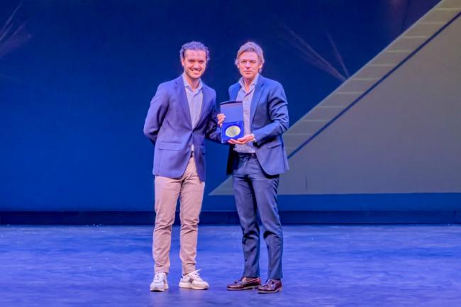 El director general de Deportes de la Comunidad de Madrid, Alberto Tomé, recibiendo la Medalla de Oro al Fomento del Deporte en Torrejón de Ardoz