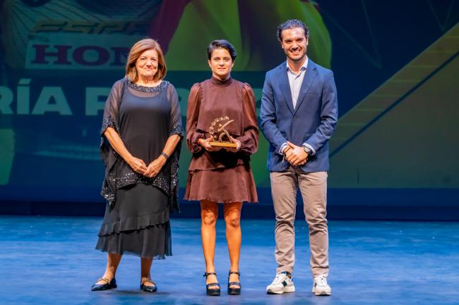 María Pérez (en el centro), junto al alcalde, Alejandro Navarro, y a la presidenta de la UCAM, María Dolores García Mascarell, recibiendo el Premio a los Valores del Deporte