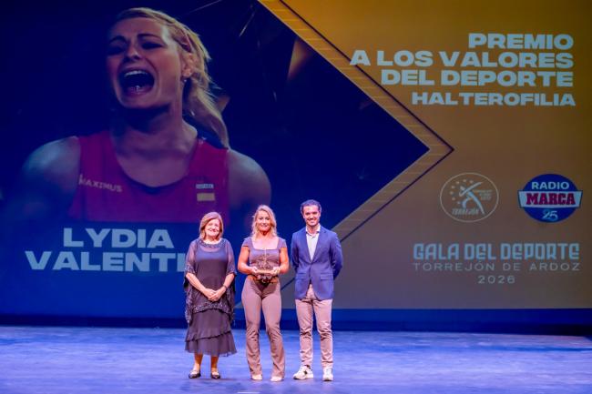 Lydia Valentín (en el centro), junto al alcalde, Alejandro Navarro, y a la presidenta de la UCAM, María Dolores García Mascarell, recibiendo el Premio a los Valores del Deporte