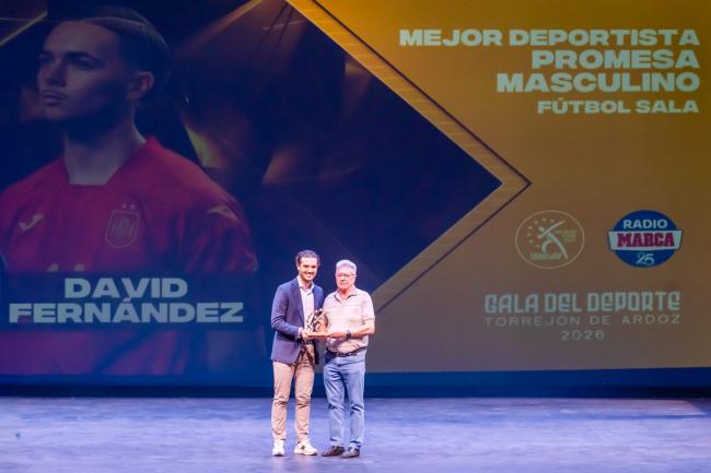 Mejor Deportista Promesa Masculino: David Fernández (recogen el premio en su nombre)