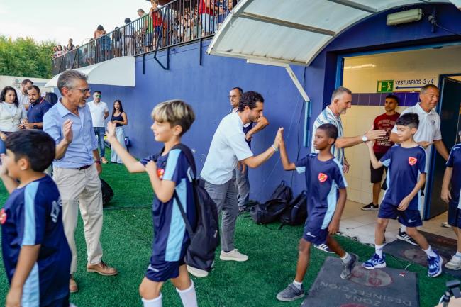 El alcalde, Alejandro Navarro, saludando a los jugadores de la AD Torrejón CF mientras saltan al campo