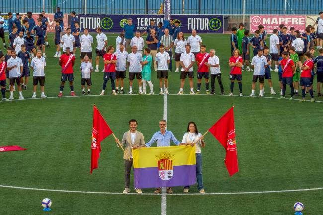 Alejandro Navarro, alcalde de Torrejón de Ardoz, Alfredo de la Cal, presidente de la AD Torrejón CF, y Miriam Gutiérrez, concejala de Deportes y Turismo
