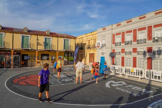 Baloncesto en la Plaza de España del Parque Europa en las actividades de la Semana Europea del Deporte