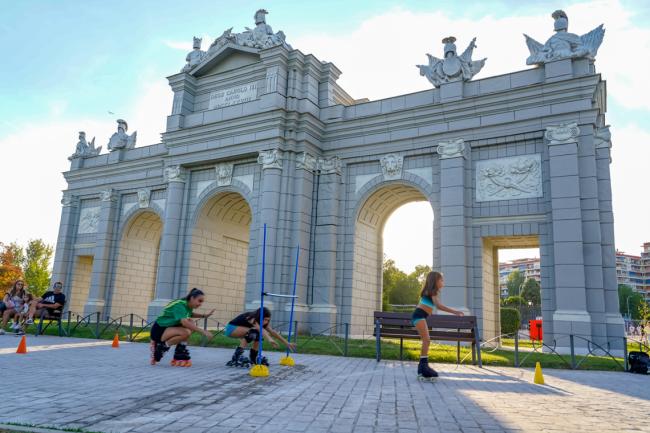 Patinaje junto a la Puerta de Alcalá del Parque Europa en la Semana Europea del Deporte