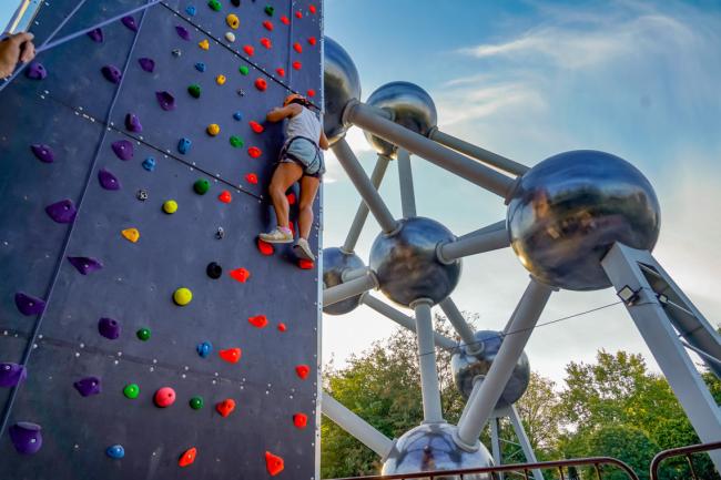 Escalada junto al Atomium del Parque Europa en la Semana Europea del Deporte