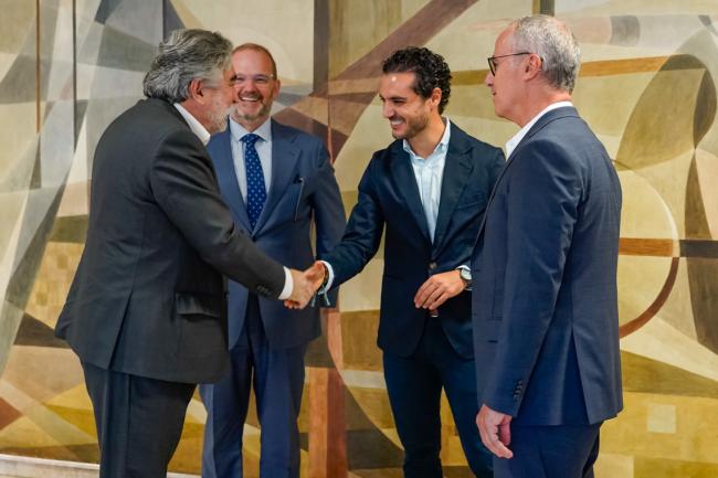 El alcalde, Alejandro Navarro, saludando a José Manuel Rodríguez Uribes, presidente del CSD