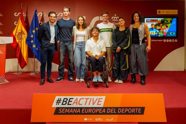 Alejandro Navarro y Miriam Gutiérrez junto a varios de los deportistas que estuvieron presentes en el acto