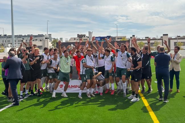 Entrega del trofeo de campeón de la 1ª edición de la Copa Ibérica al Rayo Ciudad Alcobendas 