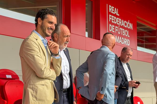 Alejandro Navarro junto a Paco Díez, presidente de la Real Federación de Fútbol de Madrid