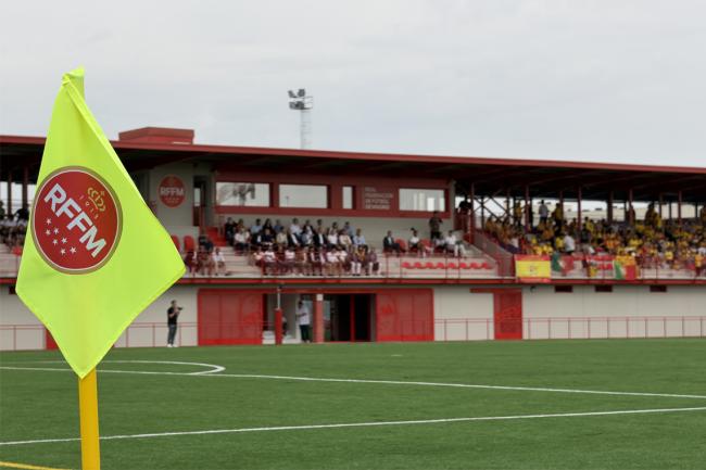 Imagen de la grada del campo de fútbol de la nueva Ciudad Deportiva de la RFFM durante la Copa Ibérica