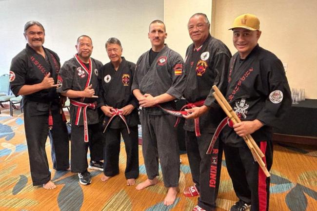 Fermín de José, con el cinturón que le acredita el 7º grado de cinturón negro en kajukenbo, junto a otros grandes maestros