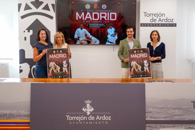 De izquierda a derecha: Miriam Gutiérrez, concejala de Deportes y Turismo, Neli Lorenzo, presidenta de la Federación Madrileña de Judo y Deportes Asociados y vicepresidenta de la Real Federación Española, Alejandro Navarro, alcalde de Torrejón de Ardoz, y Joaquina Joaquín, directora del Centro Comercial Parque Corredor