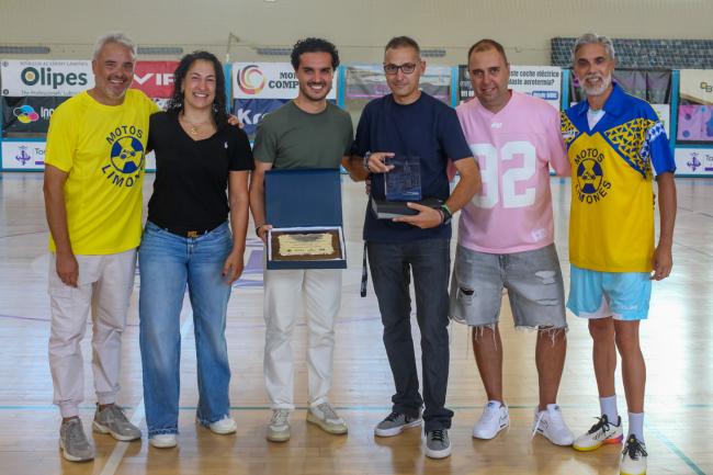 El alcalde, Alejandro Navarro, y la concejala de Deportes y Turismo, Miriam Gutiérrez, junto a Fernando y Raúl Limones, hijos de Fernando, y sus sobrinos, Eloy (izquierda) y Javi Limones (derecha)