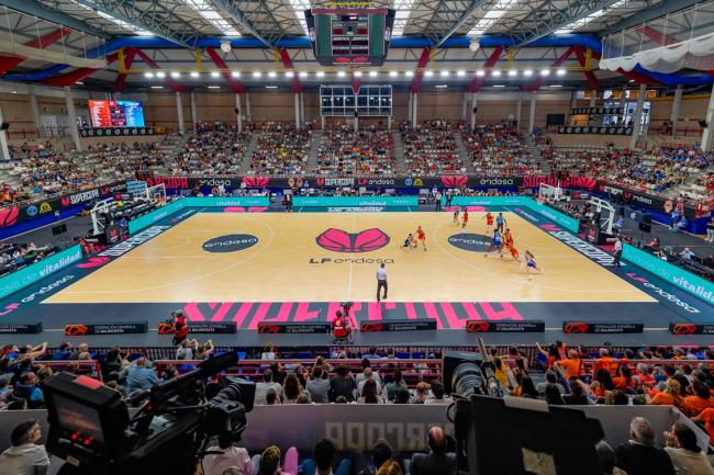 Espectacular ambiente en el Pabellón Jorge Garbajosa para ver la final de la Supercopa de España de baloncesto femenino