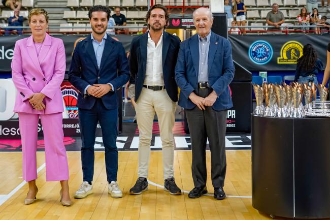 De izquierda a derecha: Elisa Aguilar, presidenta de la Federación Española de Baloncesto, Alejandro Navarro, alcalde de Torrejón de Ardoz, Ignacio Asensi, responsable de marca y patrocinios de Endesa, y Santos Moraga, presidente de la Federación de Baloncesto de Madrid
