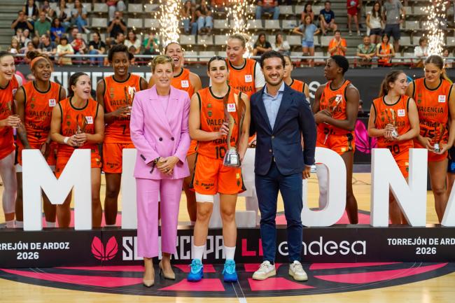 El alcalde, Alejandro Navarro, y la presidenta de la Federación Española de Baloncesto, Elisa Aguilar, entregando el trofeo de campeón de la Supercopa de España a la capitana del Valencia Basket
